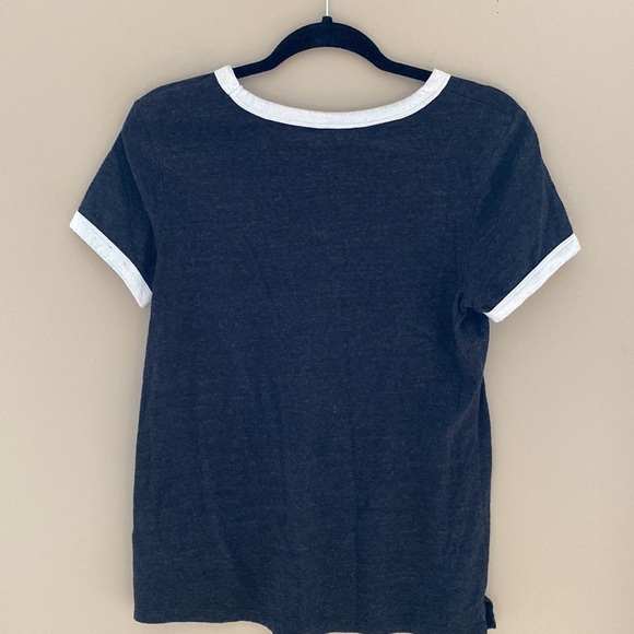 Dark gray Old Navy t shirt with white flower - Picture 3 of 3